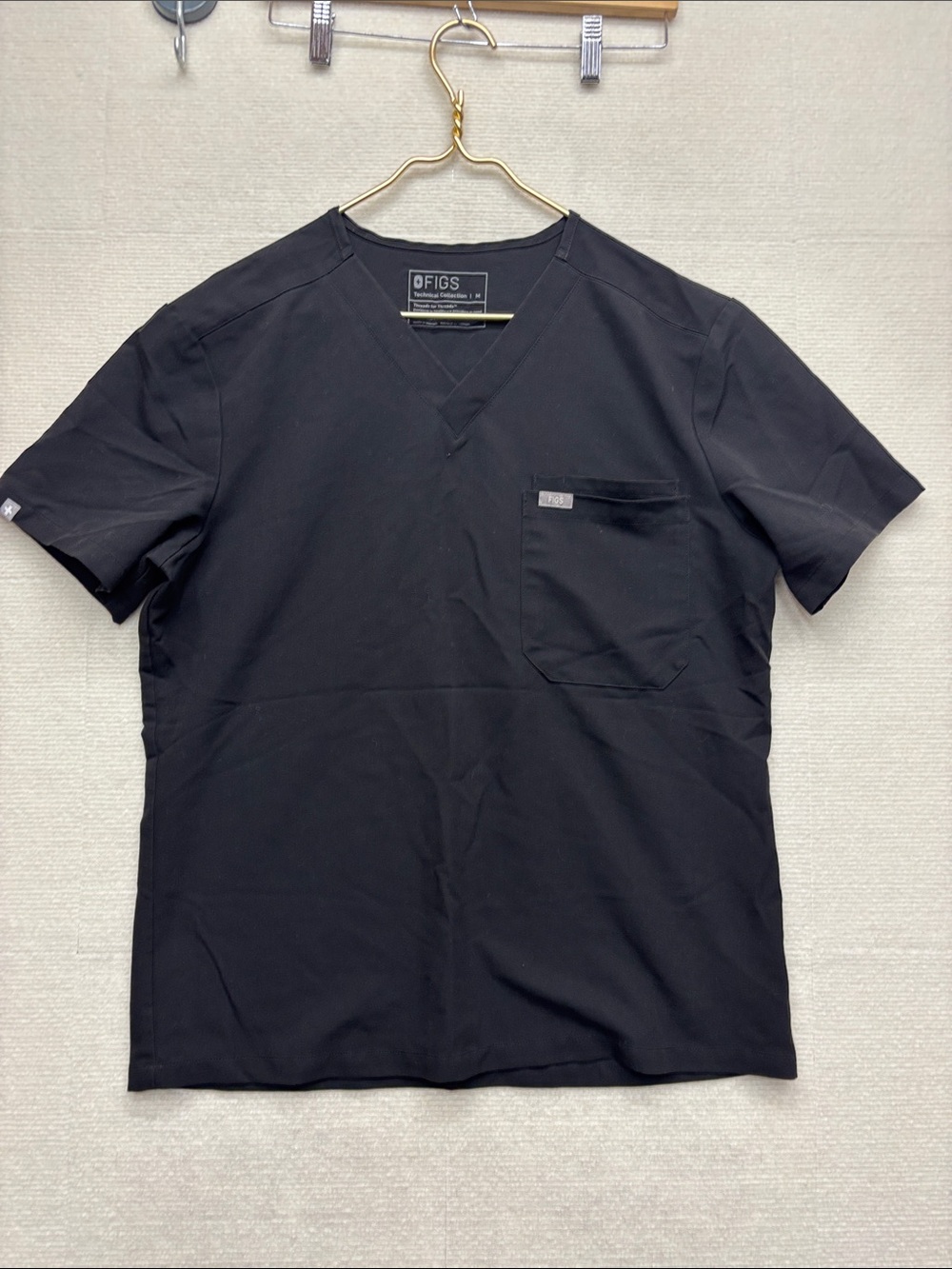 Figs Men’s Black V-Neck Short Sleeve Scrub Top medium